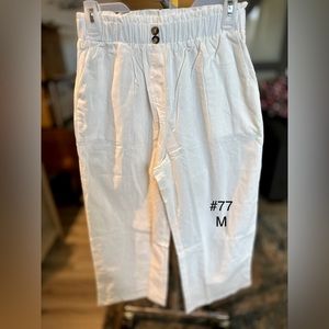 Cream capri style pants size M, new.